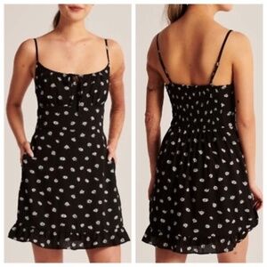 NWT Abercrombie &‎ Fitch Black + White Daisies Dress XS w/ Matching Scrunchie